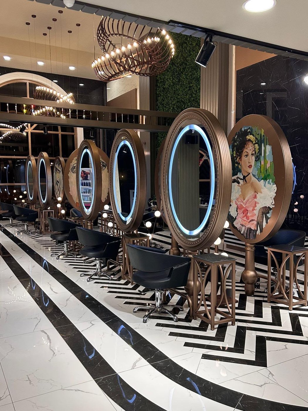 Salon genel görünümü — yeşil duvar ve ayna sırası