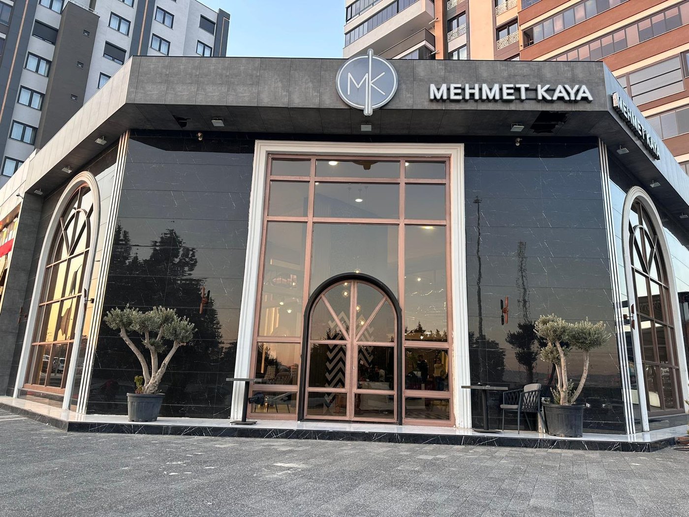 Mehmet Kaya Hair salonunun dış cephesi — Ahmet Şireci Bulvarı, Gaziantep