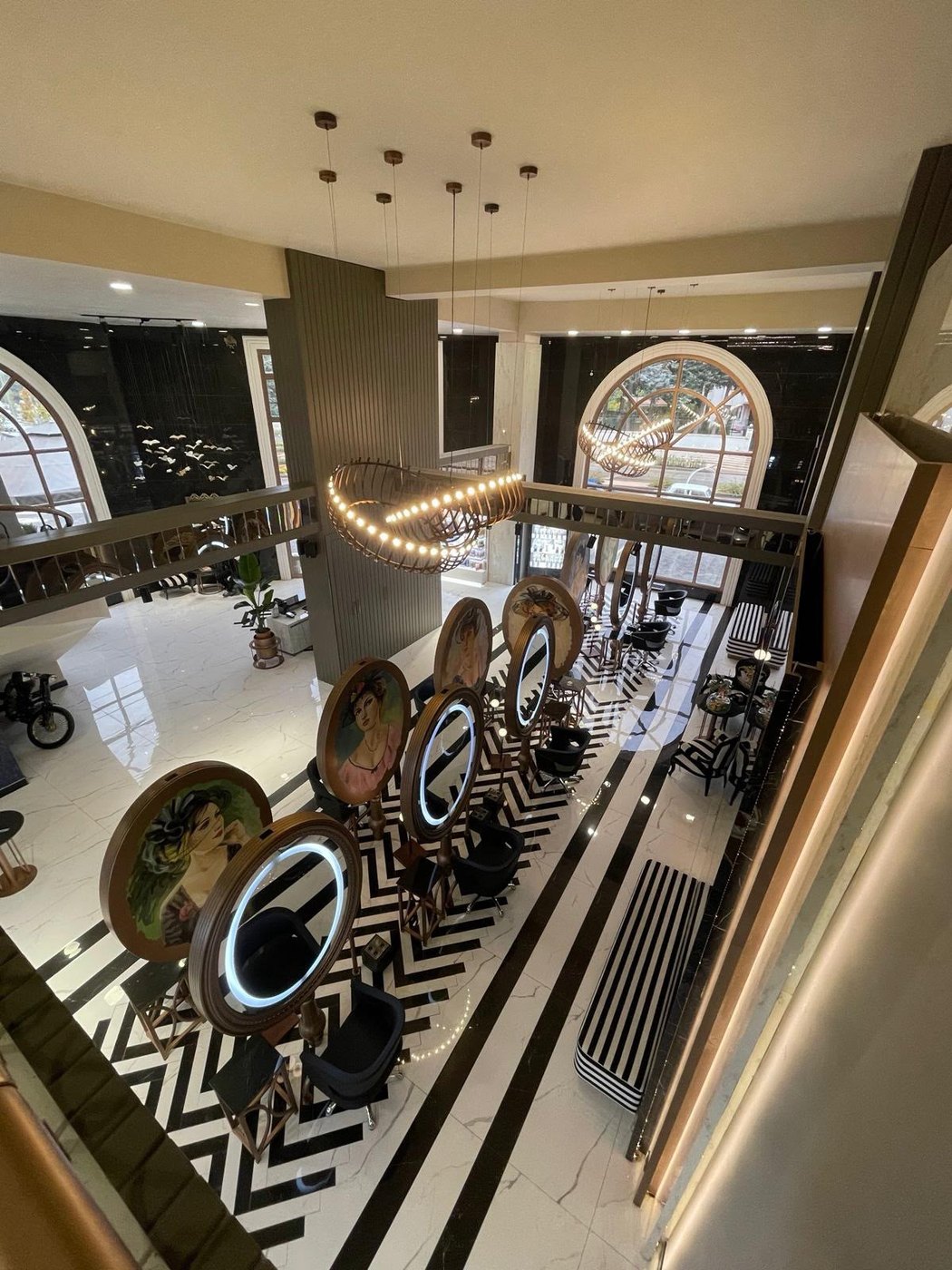 Üst kattan salon görünümü — avize ve satranç desenli zemin